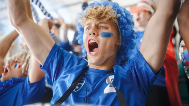 亚洲足球俱乐部联赛的球迷为偶像加油呐喊