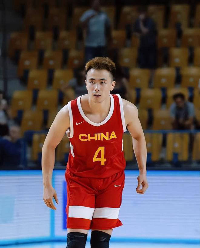 天津男篮主场大胜，守住领先地位