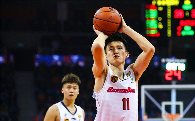 轻松擒敌！球队连胜气势如虹