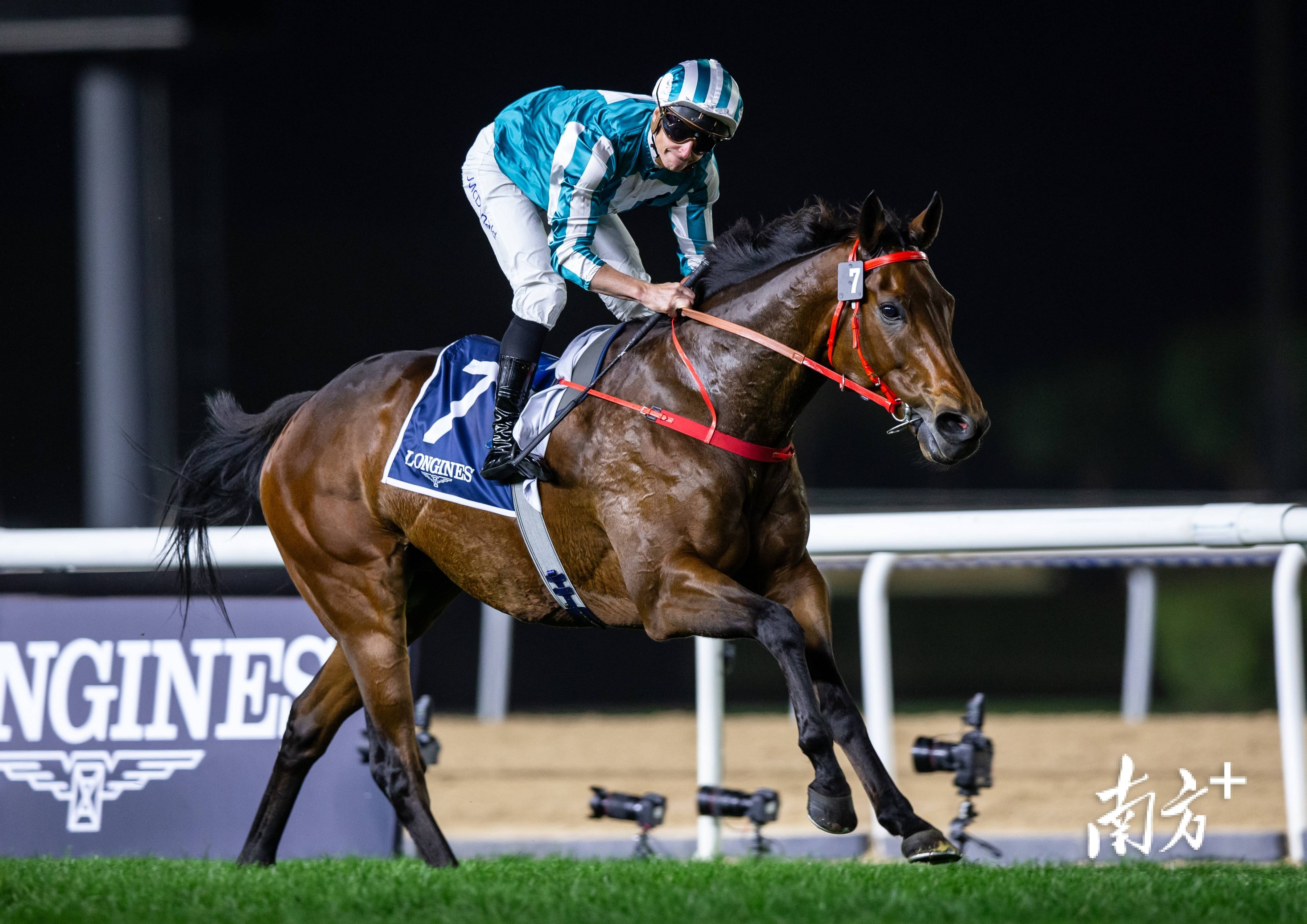 开云APP-马赛队球员出色表现，帮助球队成功赢得比赛