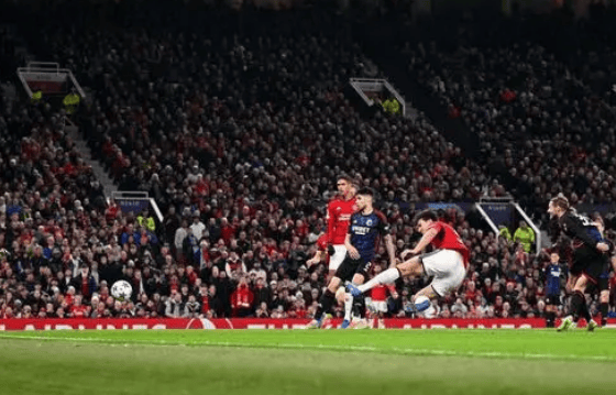 包含曼联惨败止步，欧冠赛场无缘淘汰赛的词条