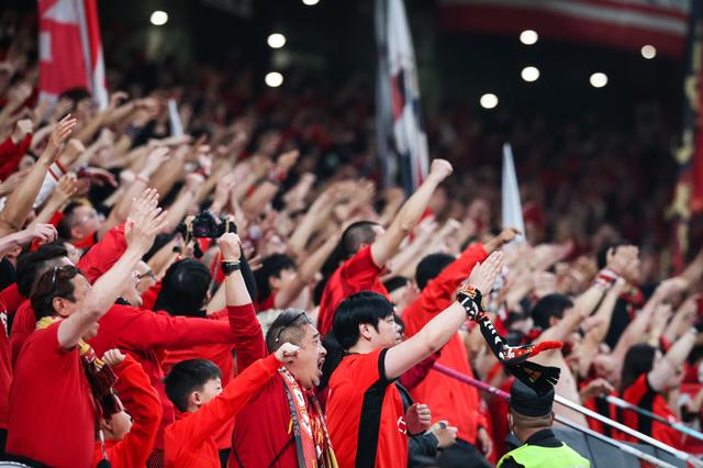 众多球迷热情助威，扩大篮球比赛影响力的简单介绍