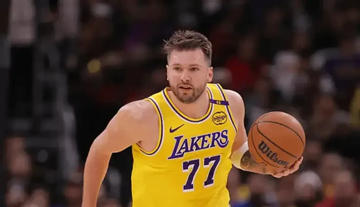 开云体育官网-詹姆斯复出前受伤恢复仍需时日，湖人备战重要比赛