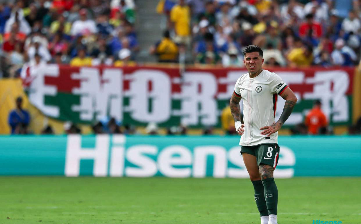 开云下载-国际足球比赛中一位新秀球员表现抢眼