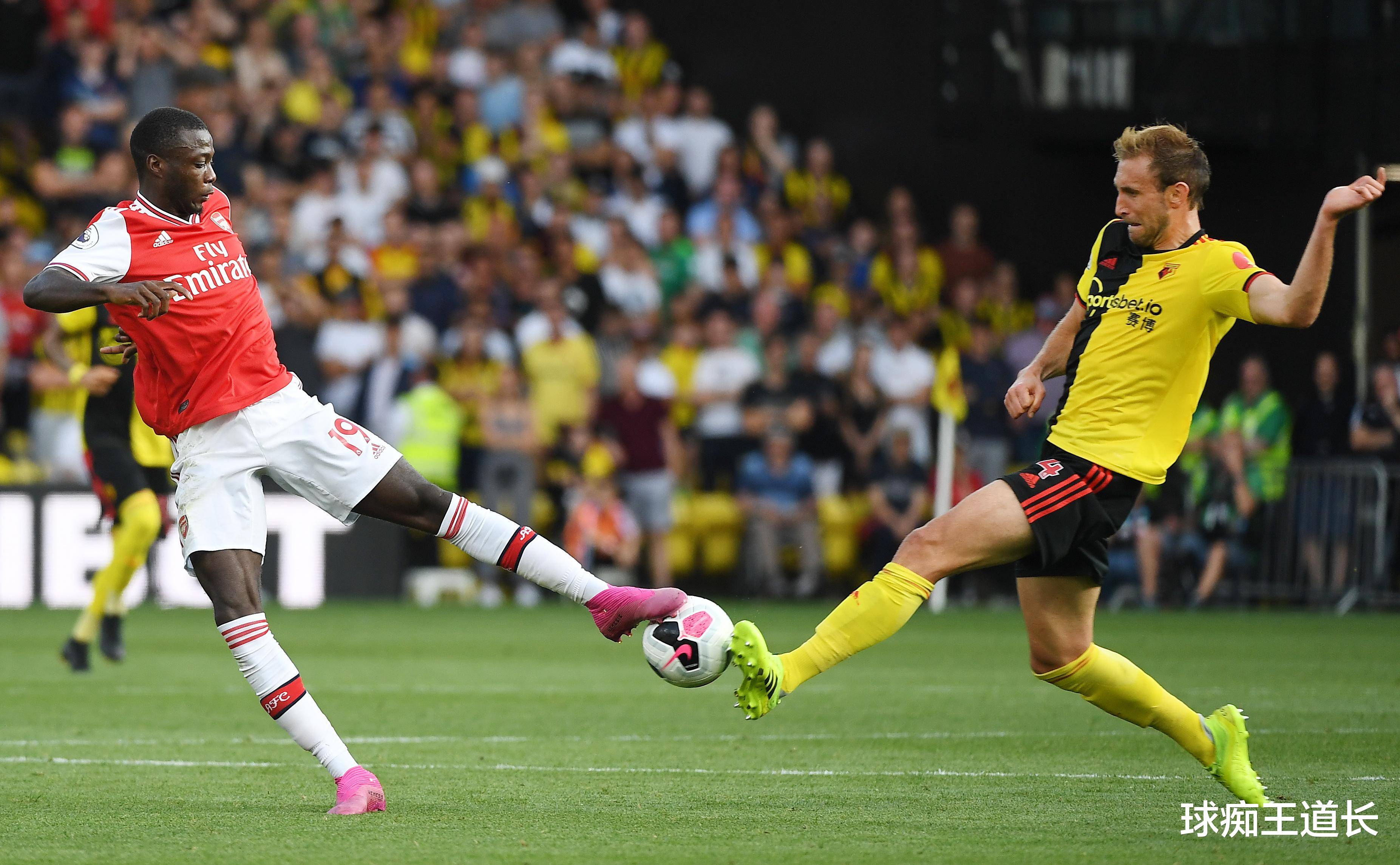 国际足球比赛中一位新秀球员表现抢眼