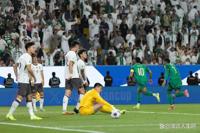 关于足球俱乐部收购新球员，引起球迷热议的信息