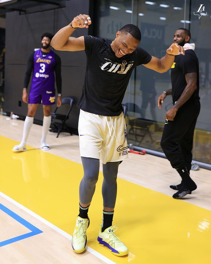 湖人队备战新赛季，球员集体训练