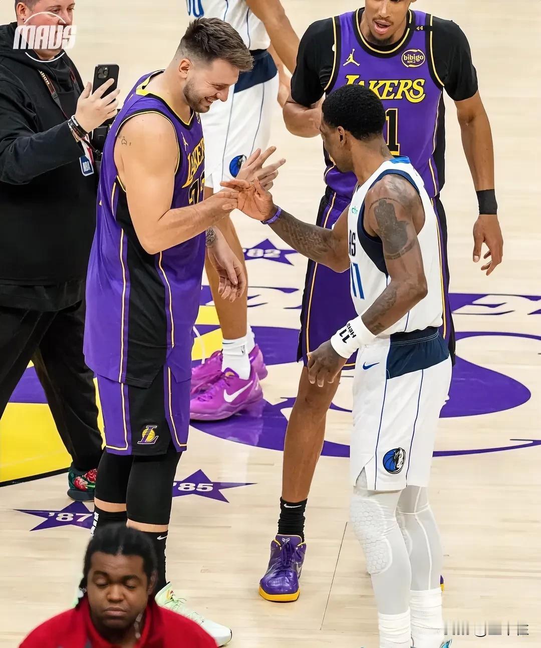 包含独行侠队主场力克湖人队，引发球迷热议的词条