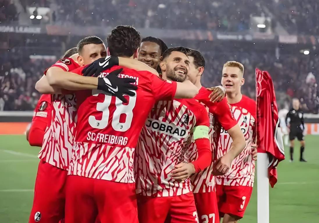 弗赖堡球队卖力作战，取胜赢得欢呼的简单介绍