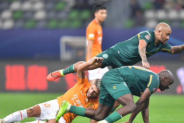 赫塔费门将受伤下场，球队面临尴尬