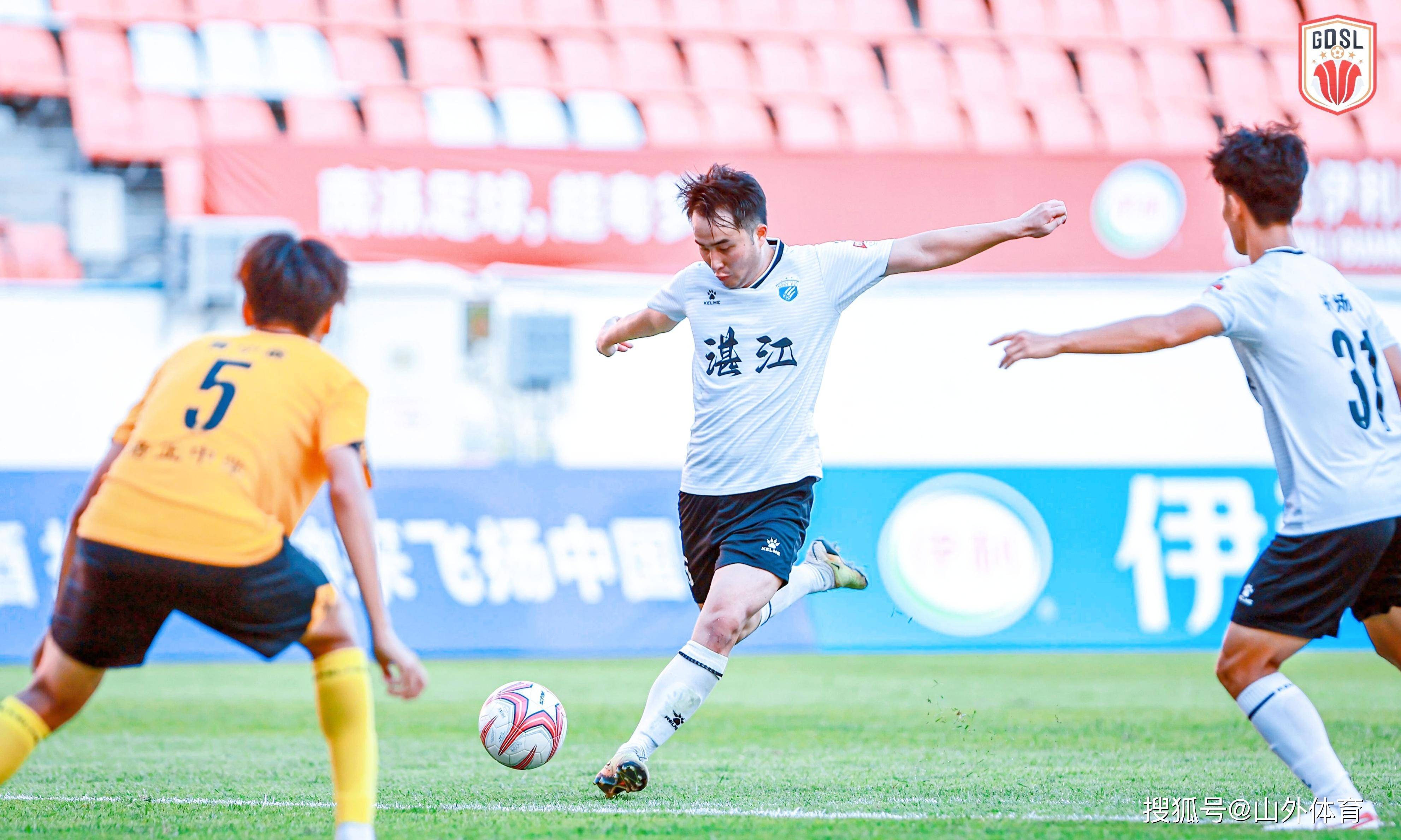 广州队在最新比赛中大胜对手，继续领跑