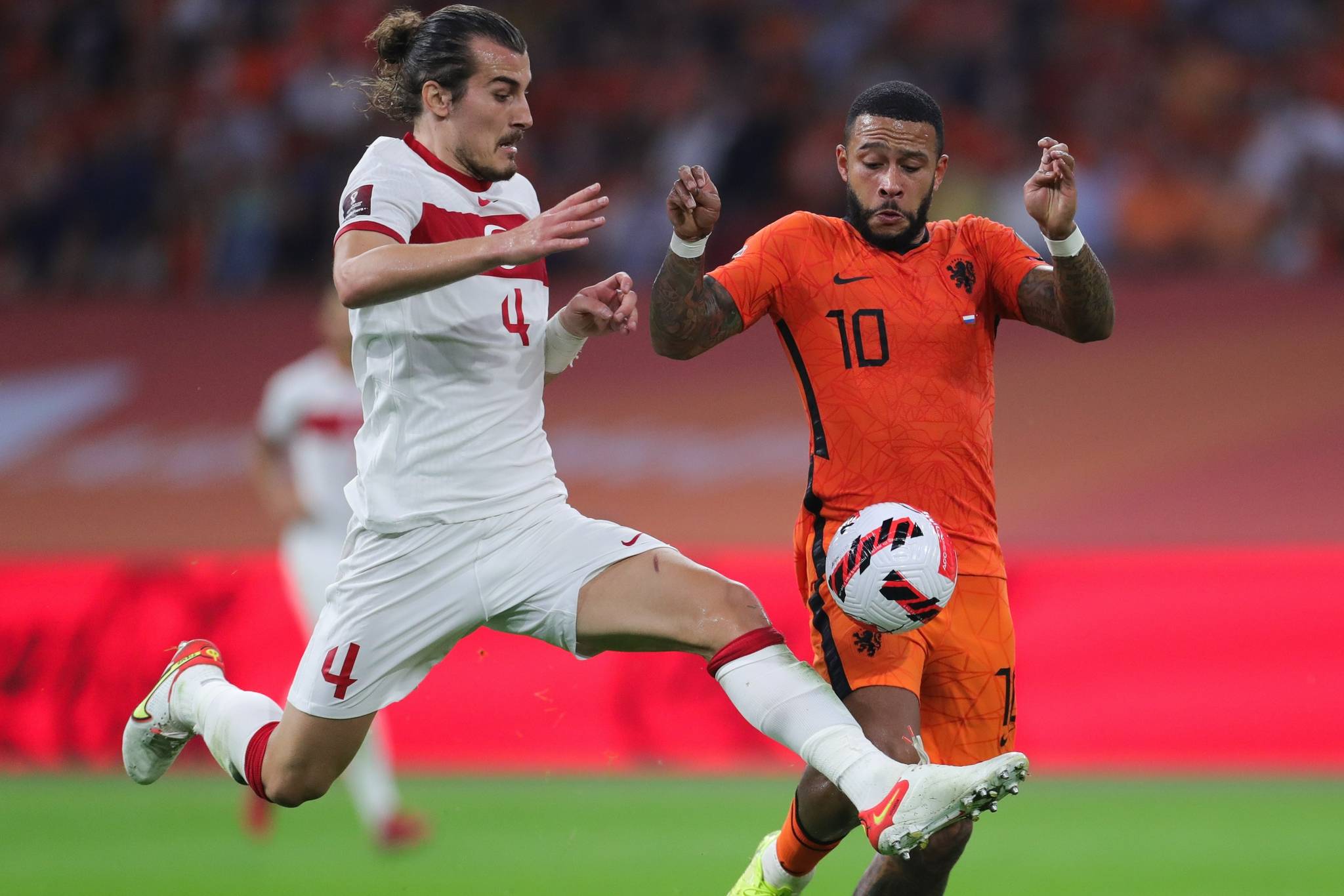 芬兰共和国队欧预赛表现出色，球迷欢呼连连