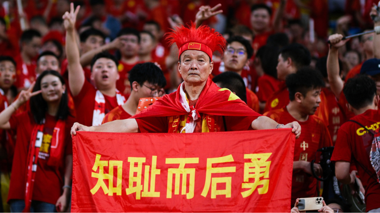 惊人场面引发球迷沸腾，赛场激情难以忘怀