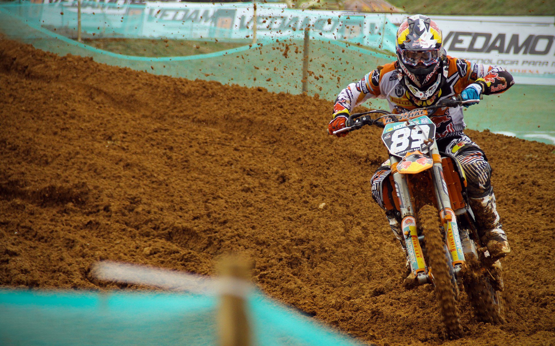 体育狂欢日，国家德比焦点战引发热议，湖人正面击溃爵士再添荣耀