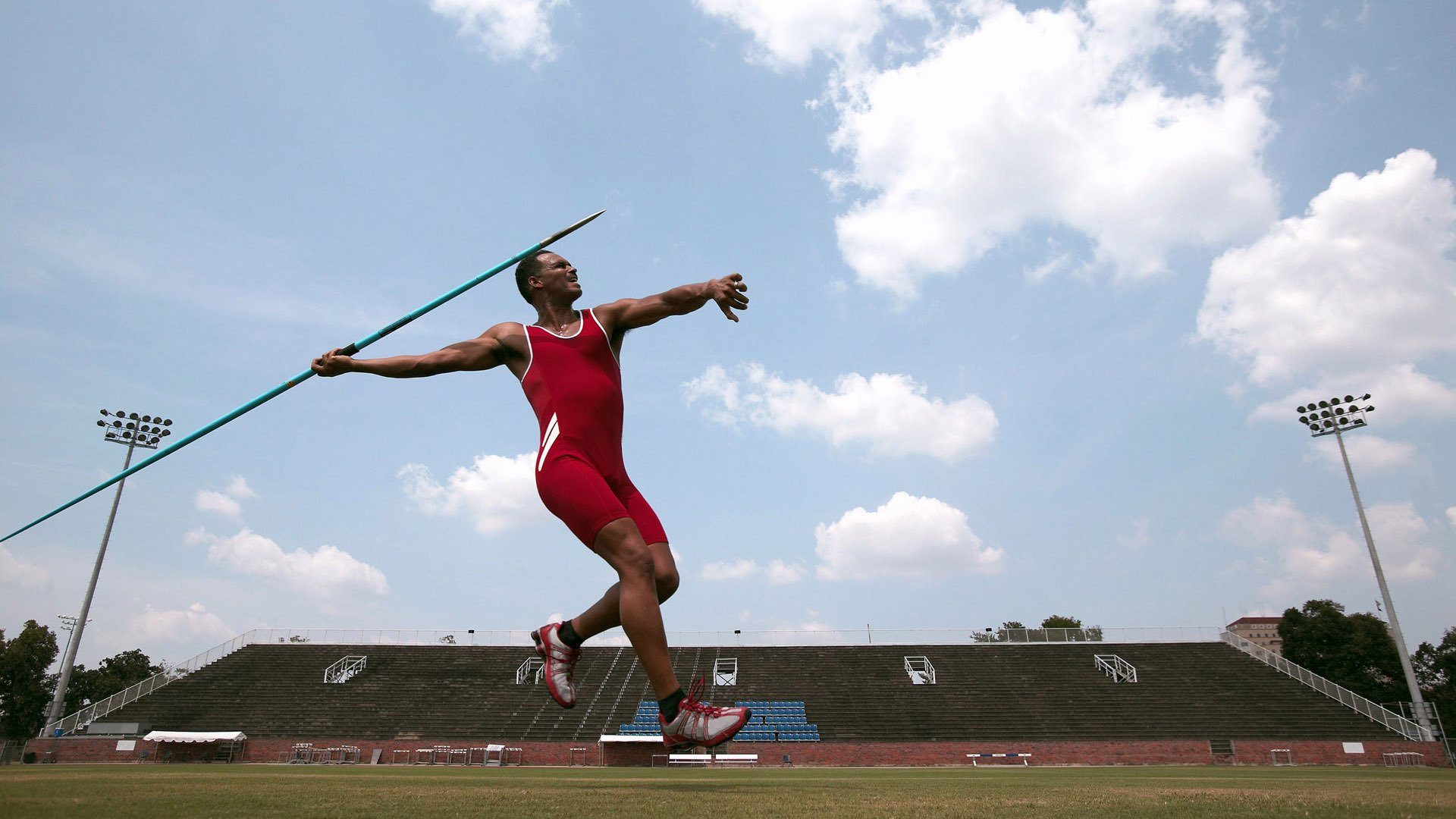 绿茵天平，当马赛的野性碾压勒沃库森的精密，若日尼奥丈量足球的第三种维度